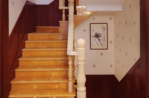 滦县中式别墅室内汉白玉石楼梯的定制安装装饰效果