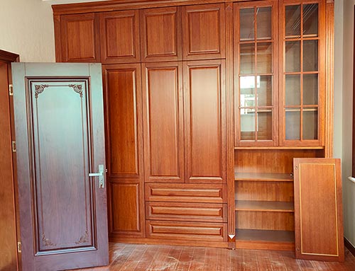 滦县中式家庭装修里定制的实木衣柜效果图